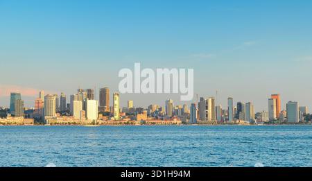 LUANDA, ANGOLA - 29. APRIL 2025: Panorama von Luanda Marginal - modernes Finanz- und Geschäftszentrum Angolas bei Sonnenuntergang Stockfoto