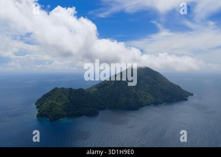 Pulau Serua ist eine abgelegene, tropische Insel mitten in der Banda-See. Diese kleine, vulkanische Insel ist die Heimat einer hohen biologischen Vielfalt der Meere. Stockfoto