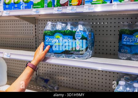 Nahaufnahme einer Frau, die Zephyrhills Flaschenwasserpackung aus dem CVS-Supermarktregel nimmt. Miami Beach. USA. Stockfoto
