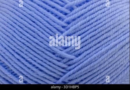 Nahaufnahme der Struktur des blauen Wollgarns. Wintergarn mit Ball Hintergrund. Bastelkonzept, Hobby, Online-Strickkurs. Stockfoto