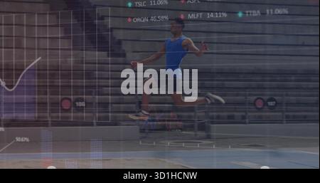 Ein Sportler, der einen langen Sprung in Richtung Sandgrube auf der Rennbahn im Stadion durchführt, mit Datenüberlagerung Stockfoto