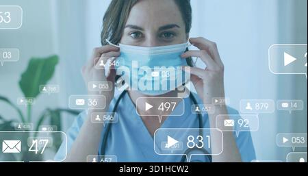 Umreifungsmaskenbänder, Krankenschwester in blauen Scrubs mit Stethoskop in der Klinik mit digitalen Benachrichtigungen Stockfoto