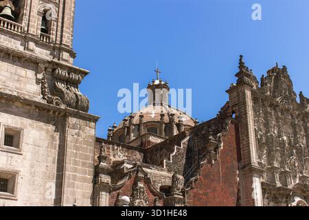 Metropolitan Cathedral in Mexico City mit detaillierter barocker Fassade und zwei Glockentürmen unter klarem blauen Himmel - historisches Wahrzeichen Lateinamerikas Stockfoto