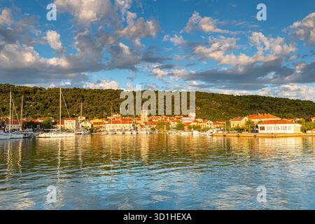 Veli Iz mit wunderschönen Wolken in Kroatien Stockfoto