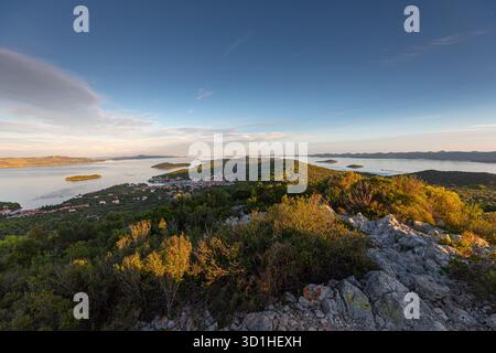 Die Skyline der Insel Iz von der Spitze des Hügels Stockfoto