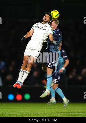 Fulham's Raul Jimenez (links) und Wycombe Wanderers Jack Grimmer kämpfen um den Ball während des Spiels der vierten Runde des Carabao Cup in Adams Park, High Wycombe. Bilddatum: Dienstag, 28. Oktober 2025. Stockfoto