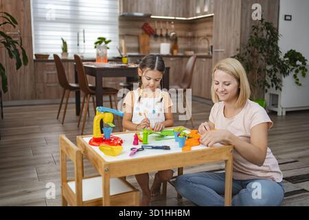 Mutter und Tochter spielen gerne zusammen mit Plastilin Stockfoto