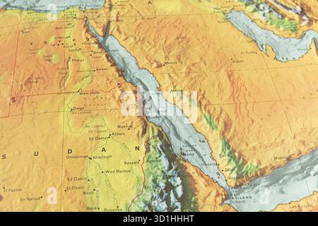 Eine topographische Karte, die die Sinai-Halbinsel zwischen dem Mittelmeer und dem Roten Meer zeigt, mit verschiedenen Brauntönen, die unterschiedliche Höhen anzeigen Inscr Stockfoto