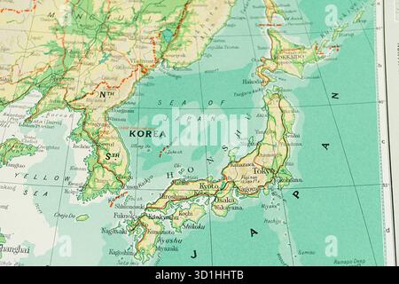 Nahaufnahme einer Karte im antiken Stil mit Schwerpunkt auf Korea und Japan, mit Etiketten für Nordkorea Pjöngjang, Südkorea Seoul und die großen japanischen Inseln Hon Stockfoto