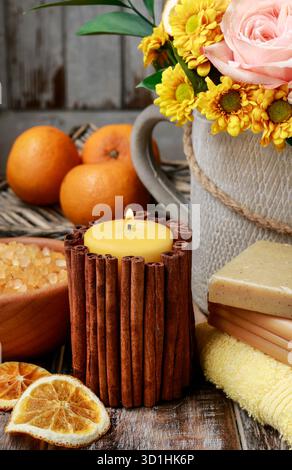 Zimtkerzendekoration, Entspannungszeit Stockfoto
