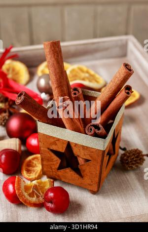 Traditionelle weihnachtsdekoration - Zimtstangen, getrocknete Früchte und Kugeln. Stockfoto