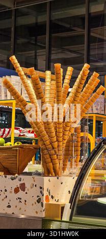 Doloman, Türkei - 25. April 2025: In einem modernen Dessertgeschäft werden Eiskegel wunderschön in einer Ausstellung präsentiert. Stockfoto