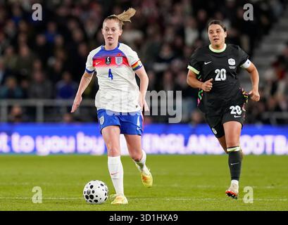 Derby, Großbritannien. Oktober 2025. Keira Walsh of England (L) wird von Sam Kerr aus Australien während des Freundschaftsspiels England Women vs Australia International im Pride Park Stadium, Derby, herausgefordert. Der Bildnachweis sollte lauten: Andrew Yates/Sportimage Credit: Sportimage Ltd/Alamy Live News Stockfoto