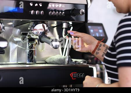 Cremona, Italien - 21. Juli 2025 Barista bereitet frischen Kaffee mit der professionellen Espressomaschine vor Stockfoto