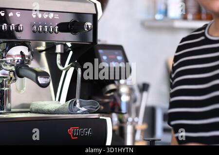 Cremona, Italien - 21. Juli 2025 professionelle Kaffeemaschine, die heißes Wasser für die Zubereitung aromatischer Getränke in einem hellen, modernen Café zubereitet Stockfoto