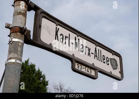 22.11.2023, Berlin, Deutschland, Europa - Strassenschild entlang der Karl-Marx-Allee ehemals Stalinallee im ehemaligen Ost-Berliner Ortsteil Friedrichshain. *** 22 11 2023, Berlin, Deutschland, Europa Straßenschild entlang der Karl-Marx-Allee, ehemals Stalinallee im ehemaligen Ost-Berliner Stadtteil Friedrichshain Stockfoto