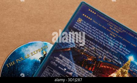 „The Polar Express“ DVD mit Cover mit Filmbeschreibung, isoliert auf hellem Hintergrund. Stockfoto