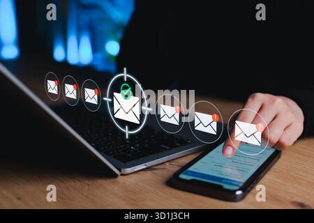 Konzept für E-Mail-Sicherheit und Spam-Filterung mit Erkennung von Phishing oder schädlichen Nachrichten auf Mobilgeräten. Ideal für Cybersicherheit, sichere Kommunikation, Stockfoto
