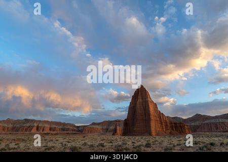 Virga bei Sonnenuntergang hinter den Tempeln der Sonne und des Mondes, Cathedral Valley, Capitol Reef National Park, Utah Stockfoto