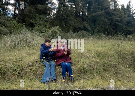 Zwei ältere Frauen genießen die Natur und erstellen Inhalte mit moderner Technologie Stockfoto