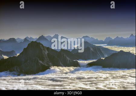Berggipfel durch einen Wolkenteppich, Lofoten, Lofoten und Vesteral Inseln, Nordland, Norwegen Stockfoto
