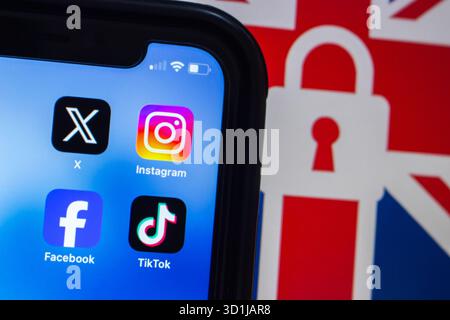 TikTok, Instagram, Facebook und X werden mit einer britischen Flagge mit einem Vorhängeschloss angezeigt, das digitale Vorschriften und Sicherheitsgesetze gemäß dem Online Safety Act repräsentiert. Stockfoto