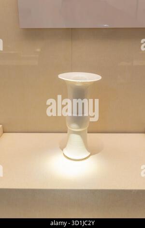 XiaPu Fujian China-14. August 2025: Eine weiße Vase im XiaPu Museum. Stockfoto