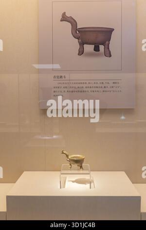 XiaPu Fujian China-14. August 2025: Celadon Stativgefäß im XiaPu Museum. Stockfoto