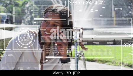 Frau mit weißem T-Shirt, die im Park mit dem Fahrrad auf dem Smartphone spricht, mit digitalen Tafeln Stockfoto