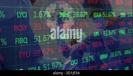Operationsteam trägt blaue Peelings in ODER unter Deckenleuchte mit Stock Ticker-Overlay Stockfoto