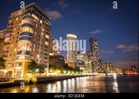 Ein Blick auf die Skyline des Büros und der Eigentumswohnung Türme entlang des Canary Wharf Pier und Viertel in der Abenddämmerung. Die Themse, London, Großbritannien. Stockfoto