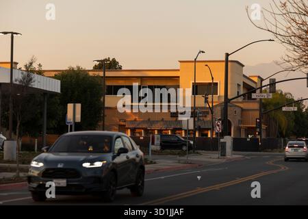 Rosemead, Kalifornien, USA - 11. Januar 2025: Der Rush Hour-Verkehr fährt an Gebäuden am Valley Boulevard im Stadtzentrum vorbei. Stockfoto