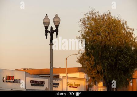 Rosemead, Kalifornien, USA - 11. Januar 2025: Historische Straßenlaternen stehen auf dem Valley Boulevard im Stadtzentrum. Stockfoto