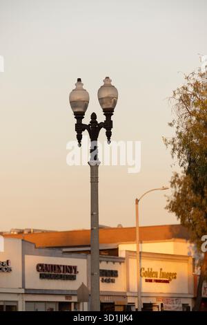 Rosemead, Kalifornien, USA - 11. Januar 2025: Historische Straßenlaternen stehen auf dem Valley Boulevard im Stadtzentrum. Stockfoto