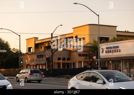 Rosemead, Kalifornien, USA - 11. Januar 2025: Der Rush Hour-Verkehr fährt an Gebäuden am Valley Boulevard im Stadtzentrum vorbei. Stockfoto