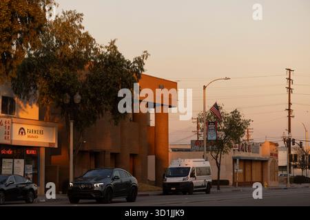 Rosemead, Kalifornien, USA - 11. Januar 2025: Der Rush Hour-Verkehr fährt an Gebäuden am Valley Boulevard im Stadtzentrum vorbei. Stockfoto