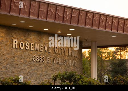 Rosemead, Kalifornien, USA - 11. Januar 2025: Künstliches Licht beleuchtet die Titelbuchstaben des Rosemead City Hall bei Sonnenuntergang. Stockfoto