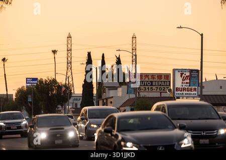 Rosemead, Kalifornien, USA - 11. Januar 2025: Der Rush Hour-Verkehr fährt an Gebäuden am Valley Boulevard im Stadtzentrum vorbei. Stockfoto