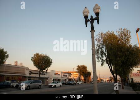 Rosemead, Kalifornien, USA - 11. Januar 2025: Historische Straßenlaternen stehen auf dem Valley Boulevard im Stadtzentrum. Stockfoto
