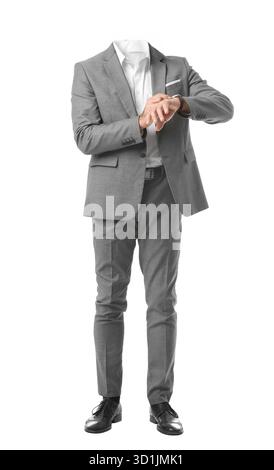 Porträt eines Geschäftsmannes in voller Länge ohne Kopf, der auf die Uhr auf weißem Hintergrund blickt Stockfoto