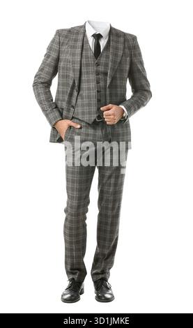 Durchgehendes Porträt eines Geschäftsmannes ohne Kopf, der einen grauen karierten Anzug auf weißem Hintergrund trägt Stockfoto