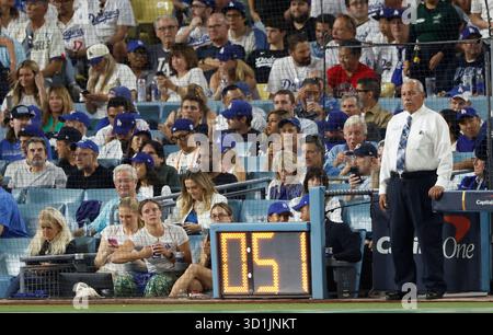 Los Angeles, Usa. Oktober 2025. Prinz Harry und Meghan Markle nehmen am Dienstag, den 28. Oktober 2025, im Dodger Stadium in Los Angeles am vierten Spiel der MLB World Series zwischen den Los Angeles Dodgers und den Toronto Blue Jays teil. Foto: John Angelillo/UPI Credit: UPI/Alamy Live News Stockfoto