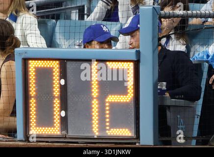 Los Angeles, Usa. Oktober 2025. Prince Harry und Meghan Markle sehen sich das vierte Spiel der MLB World Series zwischen den Los Angeles Dodgers und den Toronto Blue Jays am Dienstag, den 28. Oktober 2025, im Dodger Stadium in Los Angeles an. Foto: John Angelillo/UPI Credit: UPI/Alamy Live News Stockfoto