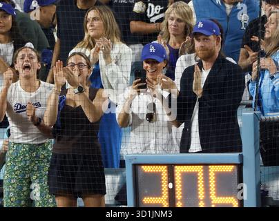 Los Angeles, Usa. Oktober 2025. Prinz Harry und Meghan Markle nehmen am Dienstag, den 28. Oktober 2025, im Dodger Stadium in Los Angeles am vierten Spiel der MLB World Series zwischen den Los Angeles Dodgers und den Toronto Blue Jays teil. Foto: John Angelillo/UPI Credit: UPI/Alamy Live News Stockfoto