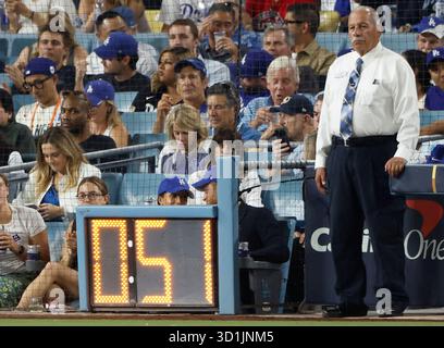 Los Angeles, Usa. Oktober 2025. Prince Harry und Meghan Markle sehen sich das vierte Spiel der MLB World Series zwischen den Los Angeles Dodgers und den Toronto Blue Jays am Dienstag, den 28. Oktober 2025, im Dodger Stadium in Los Angeles an. Foto: John Angelillo/UPI Credit: UPI/Alamy Live News Stockfoto