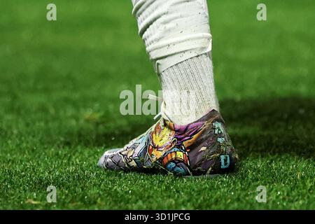 Wycombe, Buckinghamshire, England. 28. Oktober 2025; Adam Park, Wycombe, Buckinghamshire, England: EFL Carabao Cup Football, Wycombe Wanderers versus Fulham; eine detaillierte Ansicht von Adama Traore of Fulham Boots während des Spiels Credit: Action Plus Sports Images/Alamy Live News Stockfoto