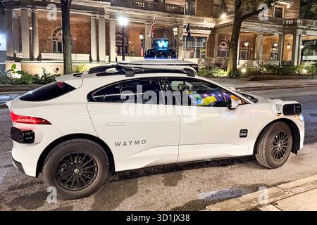 Atlanta, Usa. Oktober 2025. Ein selbstfahrendes Waymo-Fahrzeug fährt am 20. Oktober 2025 durch die Straßen der Innenstadt von Atlanta, Georgia. Waymo, das Unternehmen der Alphabet Inc., betreibt vollelektrische, vollständig selbstfahrende Taxis für die öffentliche Nutzung in mehreren US-Städten, darunter Atlanta, Phoenix, San Francisco und Los Angeles. (Foto: Samuel Rigelhaupt/SIPA USA) Credit: SIPA USA/Alamy Live News Stockfoto