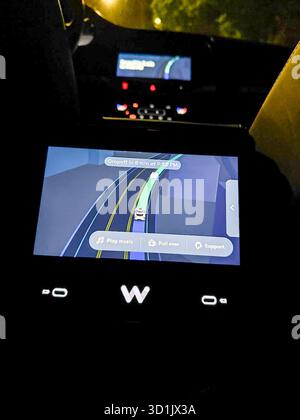 Atlanta, Usa. Oktober 2025. Ein selbstfahrendes Waymo-Fahrzeug fährt am 20. Oktober 2025 durch die Straßen der Innenstadt von Atlanta, Georgia. Waymo, das Unternehmen der Alphabet Inc., betreibt vollelektrische, vollständig selbstfahrende Taxis für die öffentliche Nutzung in mehreren US-Städten, darunter Atlanta, Phoenix, San Francisco und Los Angeles. (Foto: Samuel Rigelhaupt/SIPA USA) Credit: SIPA USA/Alamy Live News Stockfoto