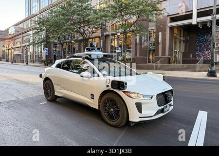 Atlanta, Usa. Oktober 2025. Ein selbstfahrendes Waymo-Fahrzeug fährt am 22. Oktober 2025 durch die Straßen der Innenstadt von Atlanta, Georgia. Waymo, das Unternehmen der Alphabet Inc., betreibt vollelektrische, vollständig selbstfahrende Taxis für die öffentliche Nutzung in mehreren US-Städten, darunter Atlanta, Phoenix, San Francisco und Los Angeles. (Foto: Samuel Rigelhaupt/SIPA USA) Credit: SIPA USA/Alamy Live News Stockfoto