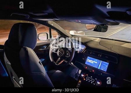 Atlanta, Usa. Oktober 2025. Ein selbstfahrendes Waymo-Fahrzeug fährt am 20. Oktober 2025 durch die Straßen der Innenstadt von Atlanta, Georgia. Waymo, das Unternehmen der Alphabet Inc., betreibt vollelektrische, vollständig selbstfahrende Taxis für die öffentliche Nutzung in mehreren US-Städten, darunter Atlanta, Phoenix, San Francisco und Los Angeles. (Foto: Samuel Rigelhaupt/SIPA USA) Credit: SIPA USA/Alamy Live News Stockfoto